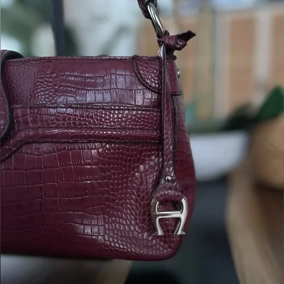 ETIENNE AIGNER Leather Handbag. Classic ‘Chianti Red’ Embossed Leather. EUC - Picture 2 of 8